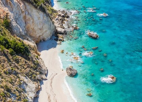 Luftaufnahme des Strandes und der Klippen der Insel Zakynthos in Griechenland, ein wahres Inselparadies.