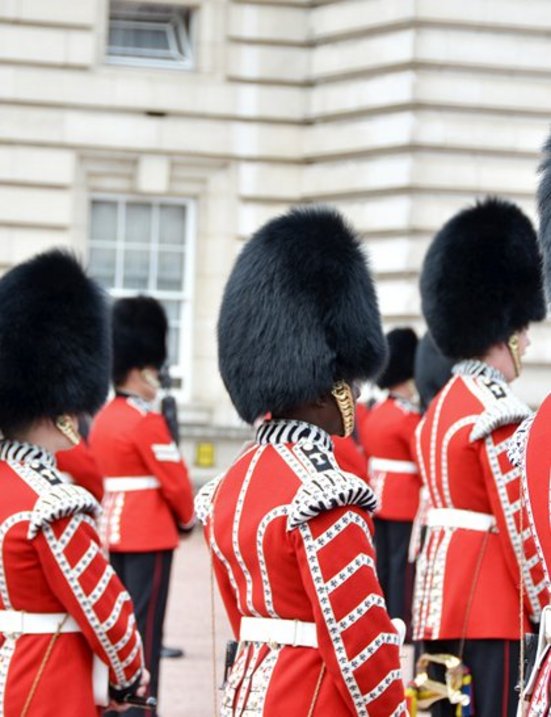 Eine Gruppe von Menschen in Uniform steht zusammen in London.