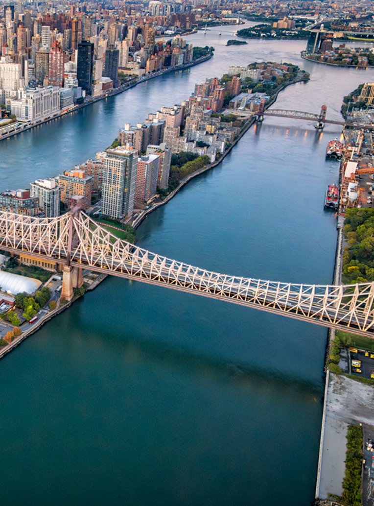 Un pont au-dessus d'un plan d'eau à New York.