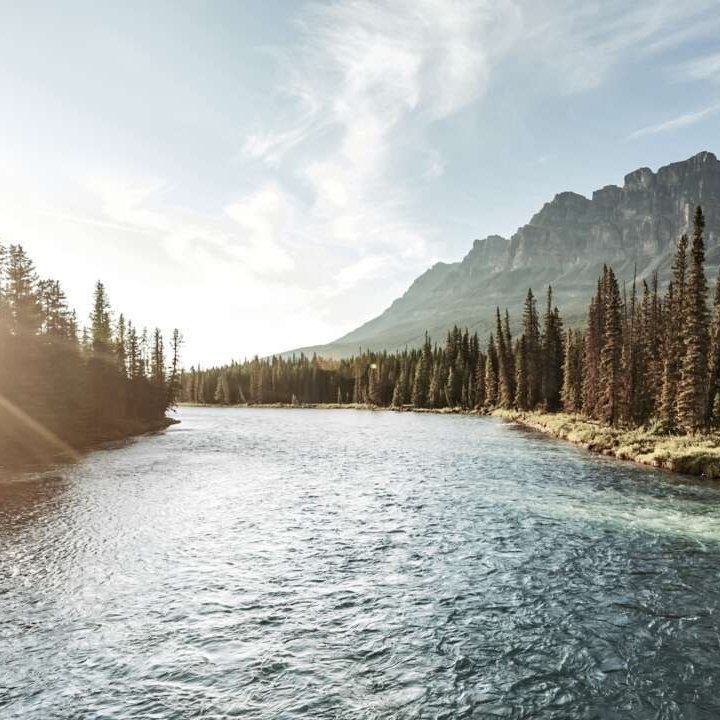 Foto eines Flusses mit Bergen im Hintergrund, aufgenommen von Jimmy Kirk in Kanada.