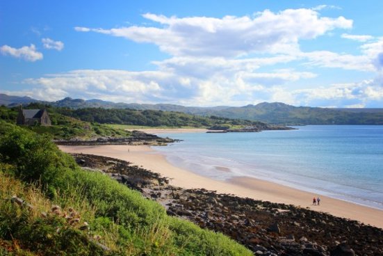 Steinhaus am sonnigen Strand in Schottland