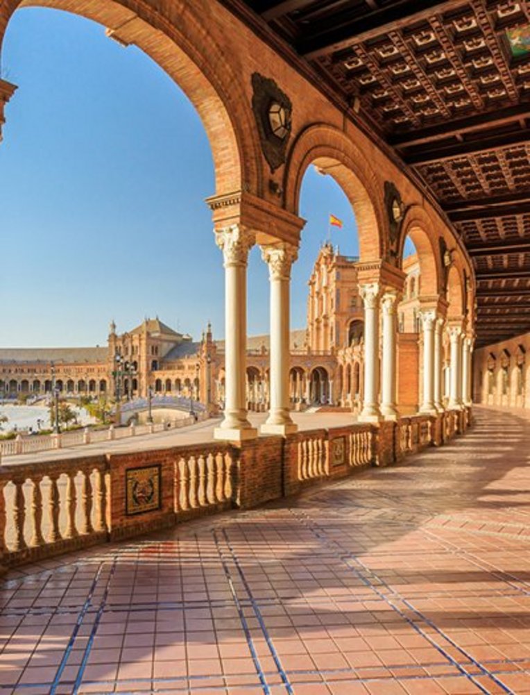 In Sevilla steht ein beeindruckendes Gebäude mit zahlreichen Bögen und Säulen, das die Architektur der Stadt repräsentiert.