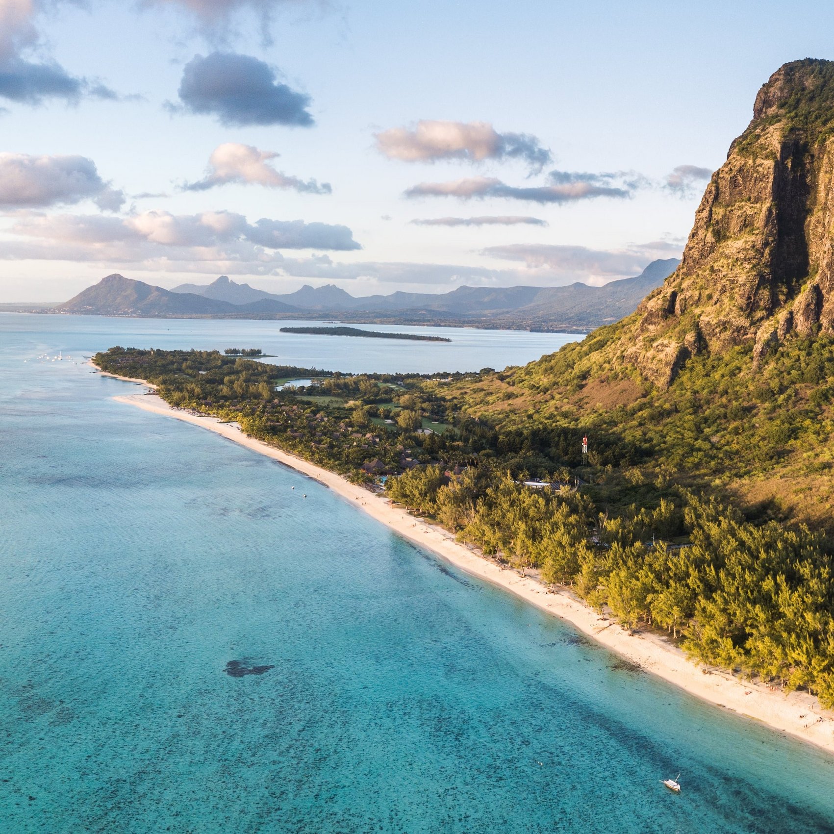 Traumhafte Aussicht auf die Strände von Mauritius mit Le Morne Brabant im Hintergrund.