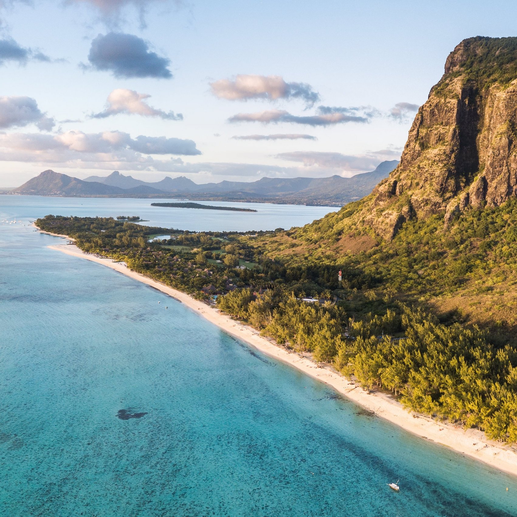 Traumhafte Aussicht auf die Strände von Mauritius mit Le Morne Brabant im Hintergrund.
