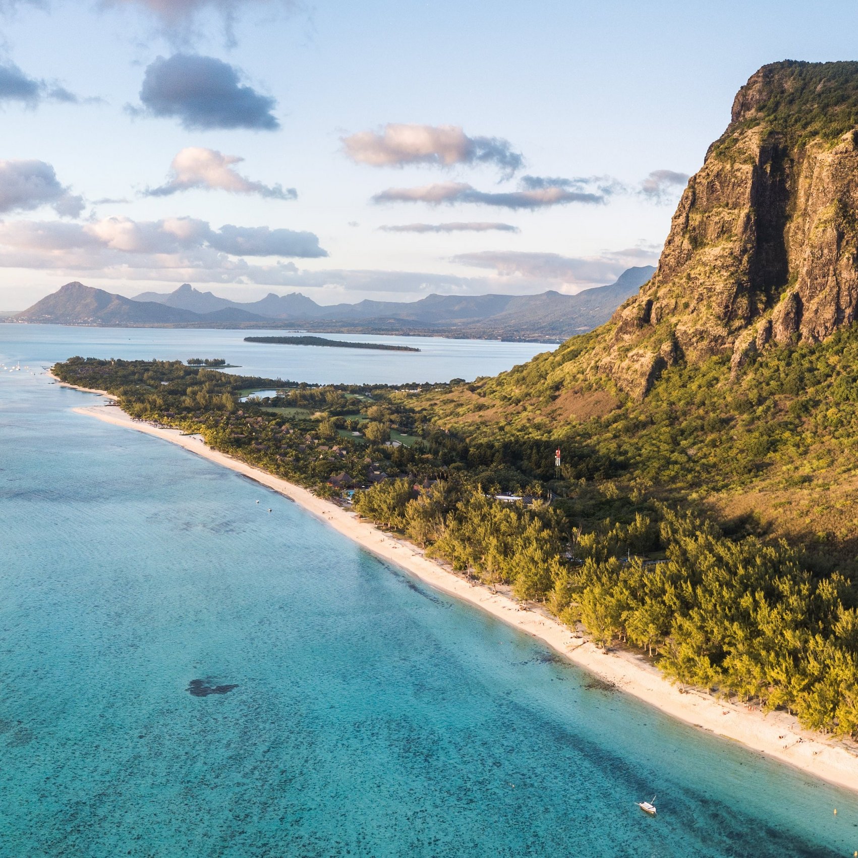 Traumhafte Aussicht auf die Strände von Mauritius mit Le Morne Brabant im Hintergrund.