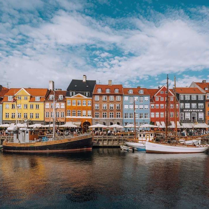 Bunte Gebäude säumen das Wasser in Kopenhagen, Dänemark, und schaffen eine lebendige, malerische Atmosphäre.