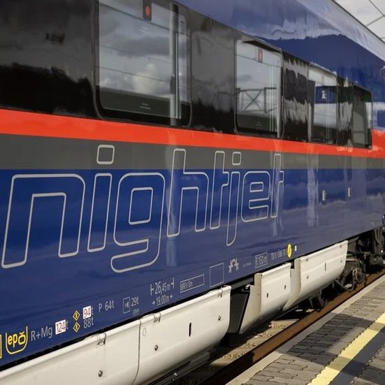 Train de nuit "nightjet" stationné à Berlin.