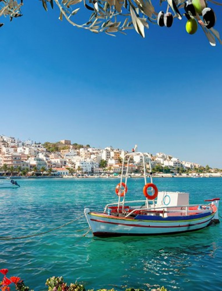 Klarer blauer Himmel über Kreta, strahlend und einladend.