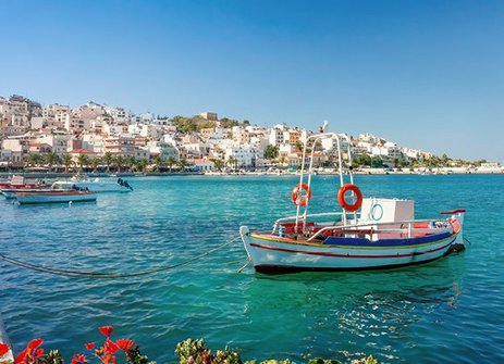 Klarer blauer Himmel über Kreta, strahlend und einladend.