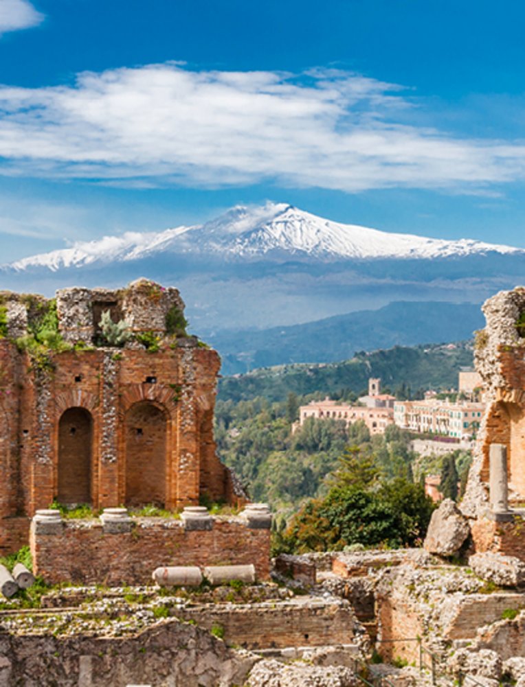 Griechisch-römisches Theater in Taormina mit Ätna im Hintergrund, Sizilien, Italien .