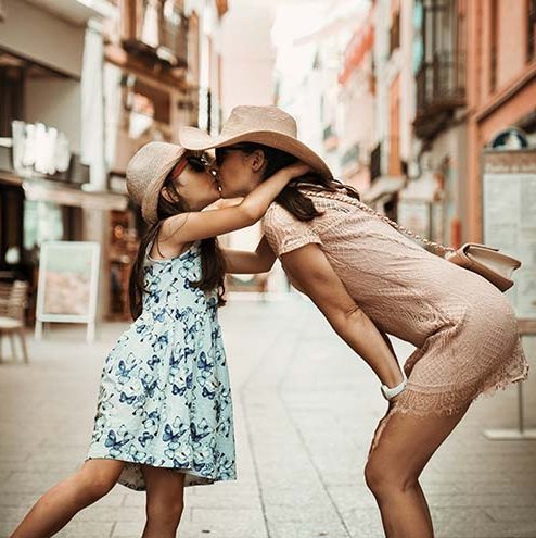 Mutter und Tochter im Urlaub in Italien.