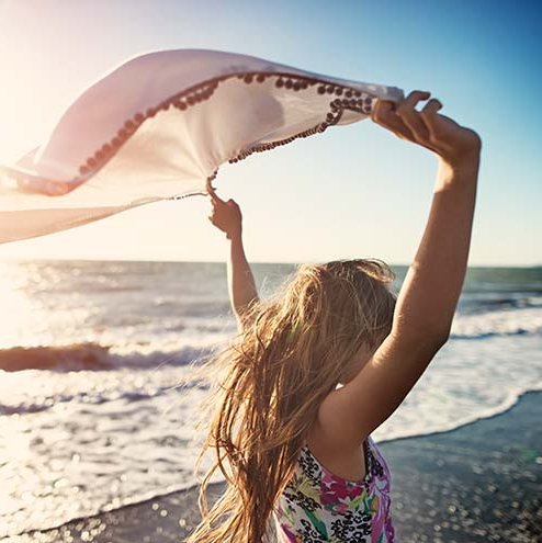ein freies Mädchen am Strand.