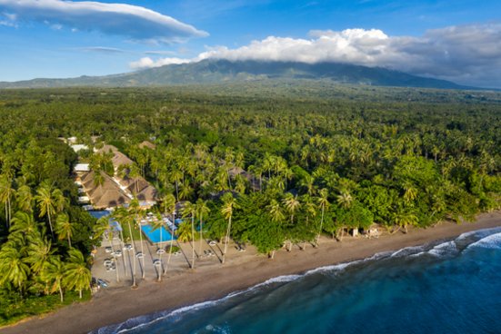 Vue aérienne de la côte philippine avec plage, mer et forêt. C'est là que se cache l'Atmosphere Resorts & Spa.