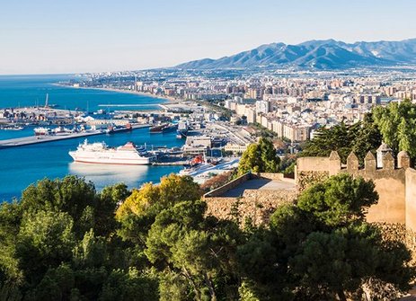 Blick auf den Hafen von Barcelona, Spanien, von der Spitze der Alcazaba aus, mit Segelbooten und der Stadt im Hintergrund.