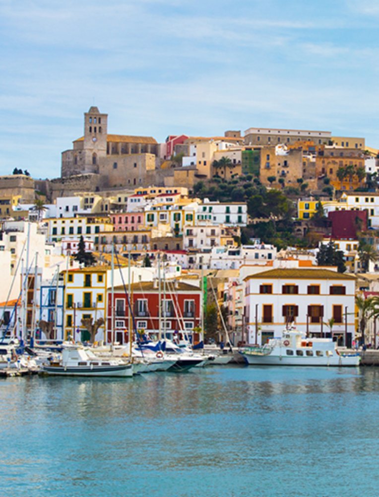 Ein grosser Wasserbereich auf Ibiza, der die Schönheit der Insel widerspiegelt.
