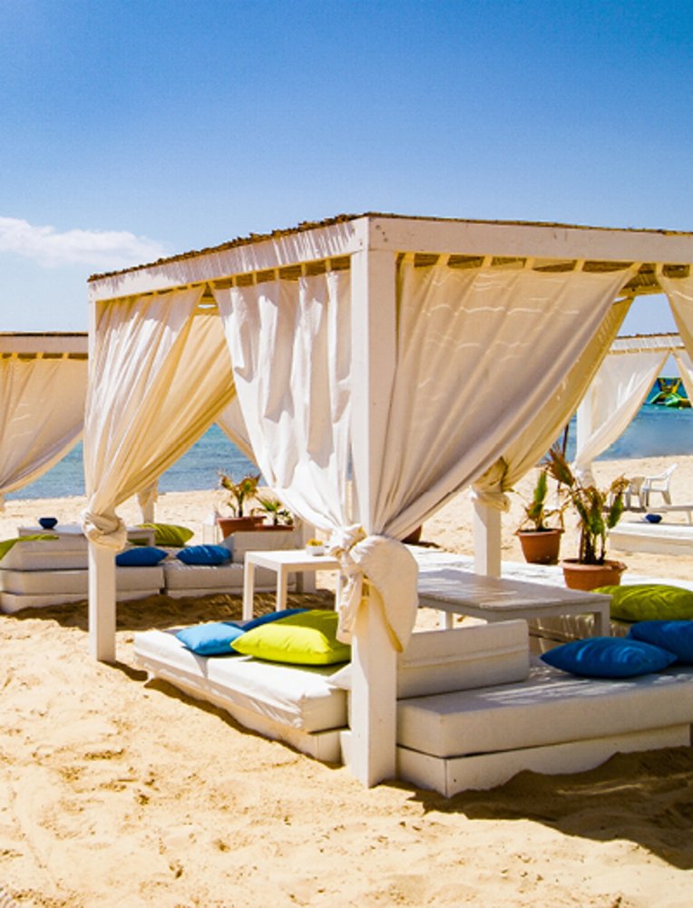Une vue par une journée ensoleillée sur la plage de Hammamet, en Tunisie.