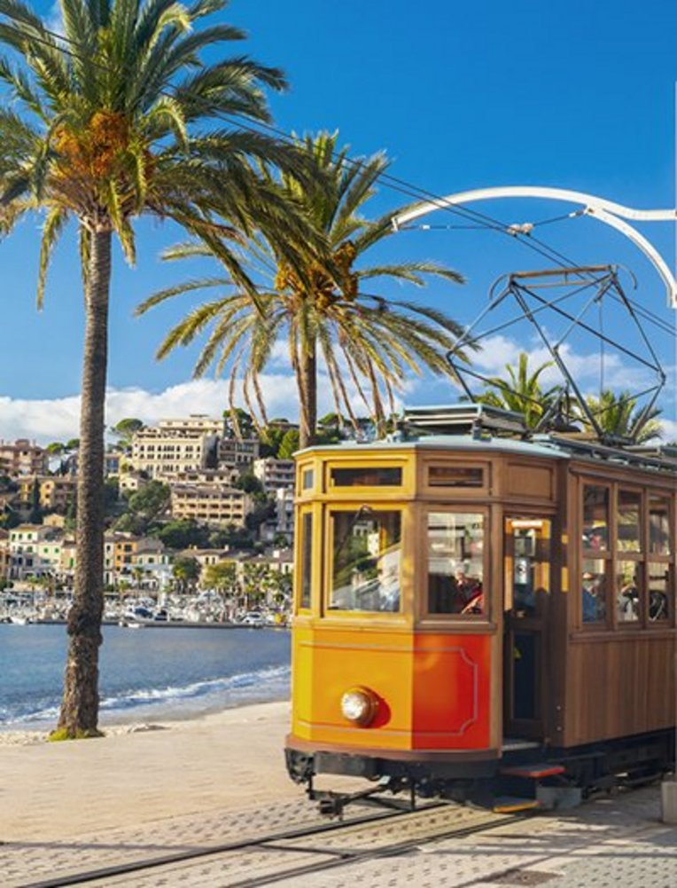 Soller Bahn Zug auf den Gleisen, umgeben von schöner Natur.