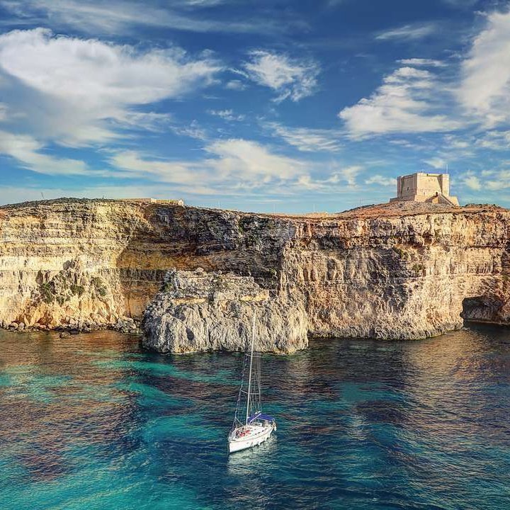 Maltas wunderschöne Strände und Inseln, perfekt für einen entspannten Tag am Meer.