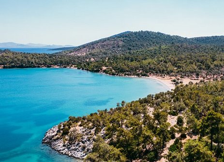 Wunderschönes türkisfarbenes Wasser des Meeres in der Türkei, das in der Sonne glitzert und zum Schwimmen einlädt.
