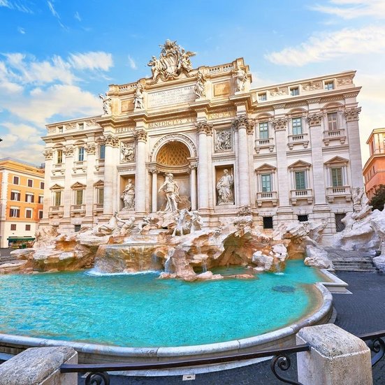  Fontaine de Trevi à Rome, célèbre pour ses sculptures et ses eaux scintillantes.