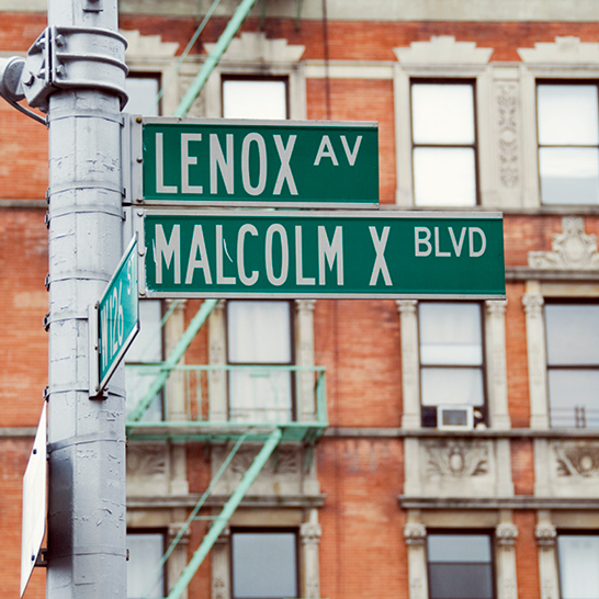 Un panneau de rue sur un poteau à New York, indiquant les directions aux piétons et aux conducteurs.