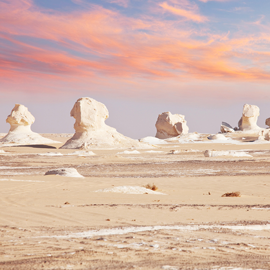 Dune de sable dans le désert blanc égyptien, entouré de paysages désertiques.