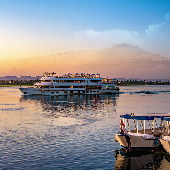 Un bateau flottant sur l'eau lors d'une croisière sur le Nil.