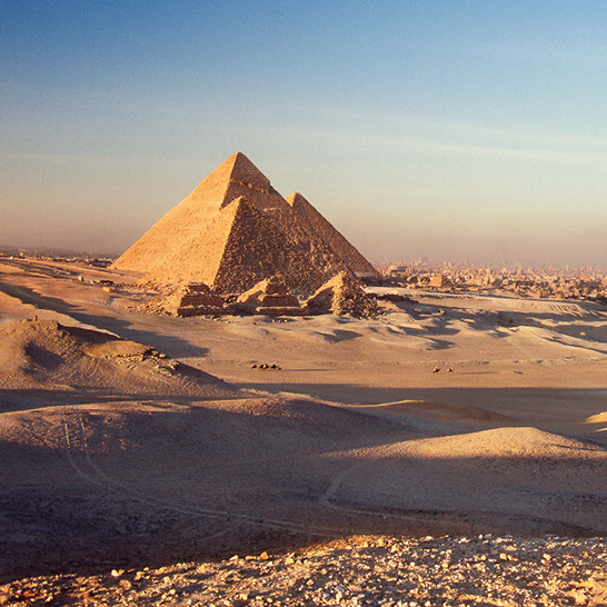 Désert, avec la pyramide de Gizeh en arrière-plan.