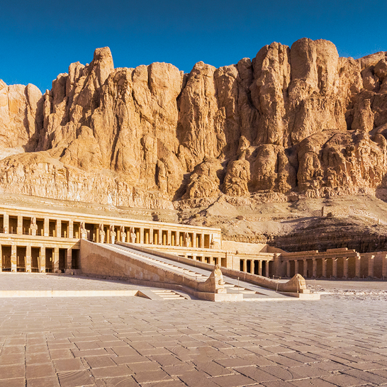 La cuisine égyptienne mêle influences antiques, romaines, arabes, ottomanes et européennes. Parmi ses spécialités : le ful medames (purée de haricots), le koshari (mélange de riz, lentilles et pâtes), la mulukhiyah (soupe verte), le tamiya (falafel aux fèves) et le mahshi (légumes farcis).