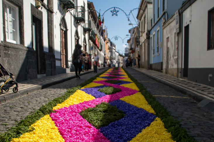 Bunte Blumenteppiche bei einem traditionellen Fest auf den Azoren.
