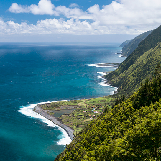 Steilküste und grüne Landschaft auf São Jorge am Atlantik.