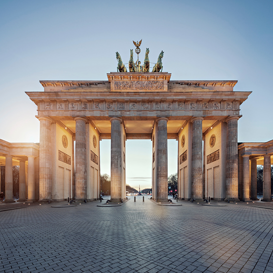 Brandenburger Tor in Berlin bei Tageslicht, mit klarer Sicht auf die Säulen und die Quadriga.