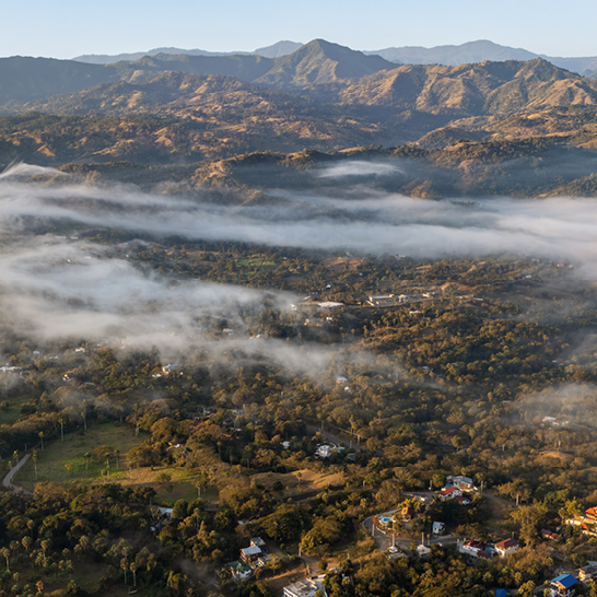  Ein Tal umgeben von Bergen in der Zentralkordillere der Dominikanischen Republik.