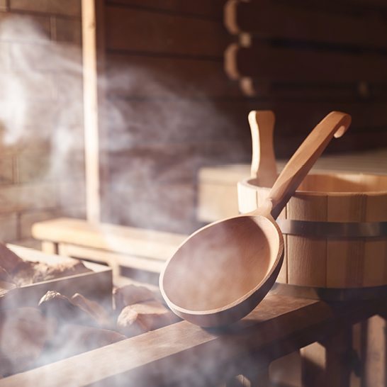  Une cuillère en bois et un bol en bois posés sur une table en Finlande.