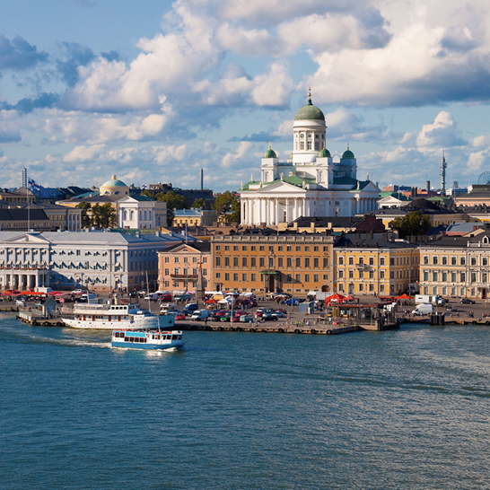 Un bateau navigue sur une rivière à Helsinki, entouré de paysages urbains et naturels.