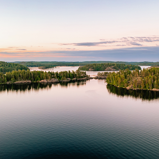 Vue aérienne du lac Lappeenranta, en Finlande, dans la région des lacs de Saimaa, entouré de forêts verdoyantes.