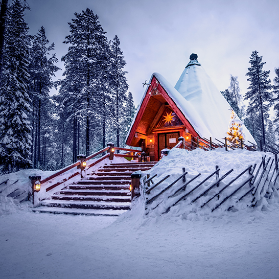 Un petit chalet recouvert de neige dans le village du Père Noël.