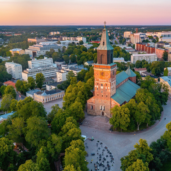 Vue aérienne de la cathédrale à Turku, Finlande, montrant son architecture impressionnante et son environnement urbain.