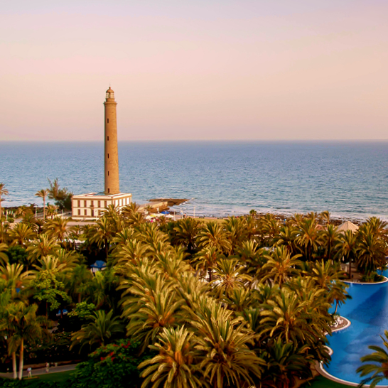  Vue sur le phare de Maspalomas, à Grande Canarie, depuis une colline pittoresque.