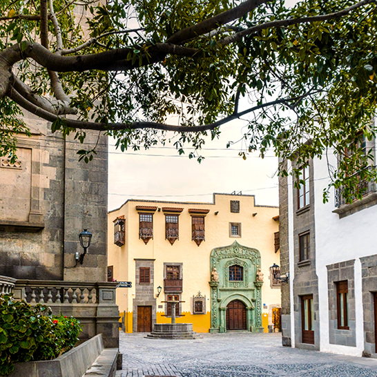 Une élégante horloge posée sur un banc dans la vieille ville historique de Vegueta, à Grande Canarie, au cœur d'une ambiance urbaine.