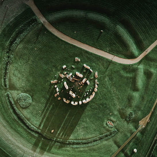 Stonehenge aus der Luft, Steinkreis in weiter Landschaft.