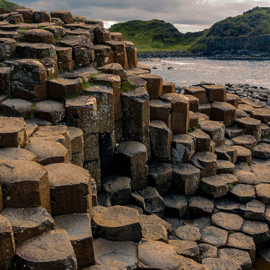 Hexagonale Basaltsäulen am Giant’s Causeway an der Küste Nordirlands.