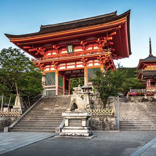  Bâtiment imposant au Japon, orné d'une statue devant l'entrée.