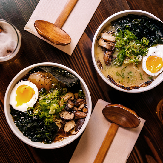  Deux bols de ramen avec des champignons et un œuf, typiques de la cuisine japonaise.