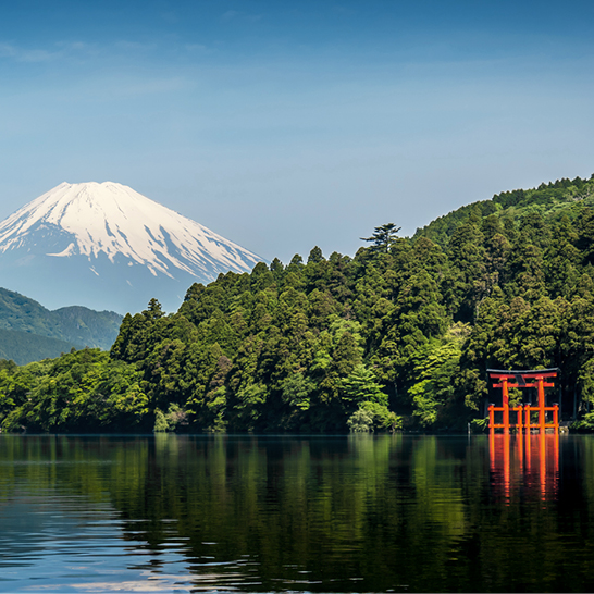 Grande montagne de Hakone en arrière-plan, majestueuse et imposante, entourée de ciel bleu.