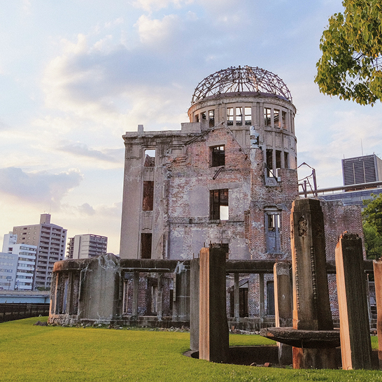 Mémorial de la bombe atomique à Hiroshima, Japon, symbolisant la paix et la mémoire des victimes de la guerre.