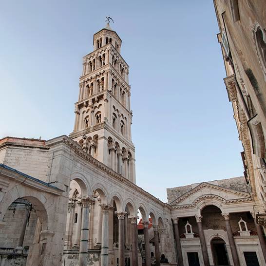 Historischer Diokletianspalast in Split mit markantem Glockenturm und römischen Säulenarkaden.