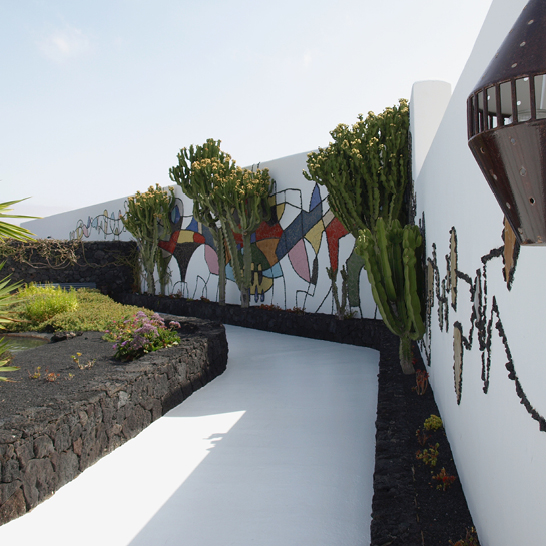 Peinture murale sur un mur blanc à la Fundación César Manrique, à Lanzarote.
