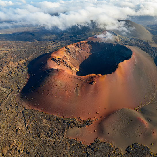 Vue aérienne du cratère volcanique du parc national de Timanfaya, à Lanzarote, avec ses impressionnantes formations de lave.