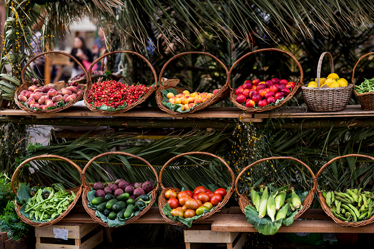 Une belle présentation de légumes frais dans des paniers en osier.